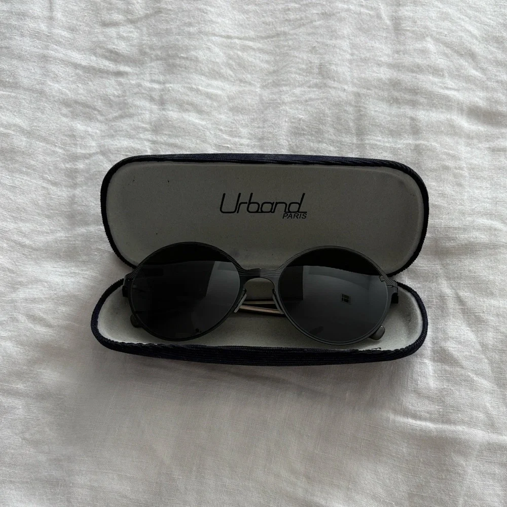 Black Round Women's Titanium Sunglasses